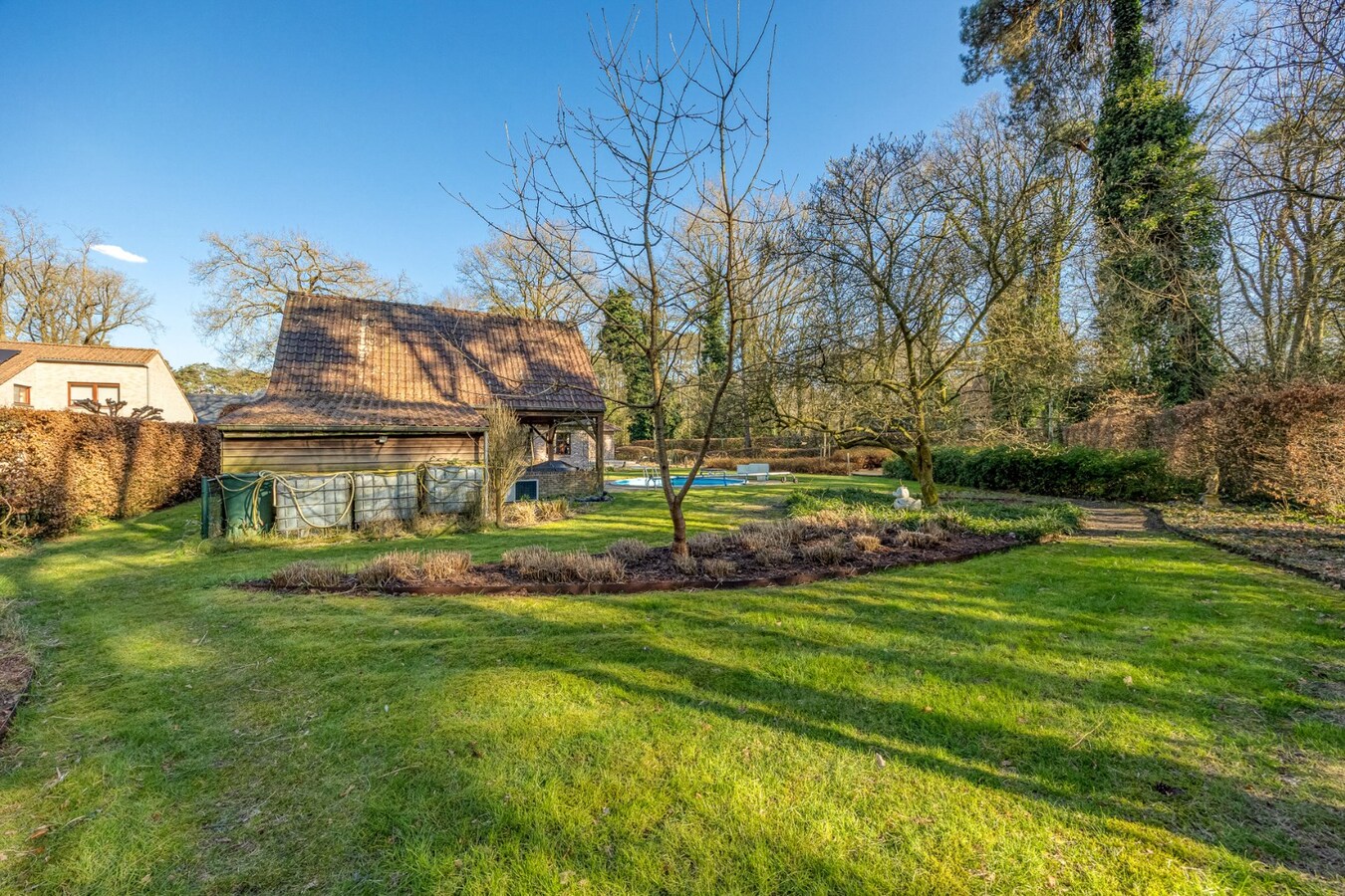 Prachtige villa met 3 slaapkamers en praktijk/kangoeroewoning met ZW-tuin op 1.892 m² 