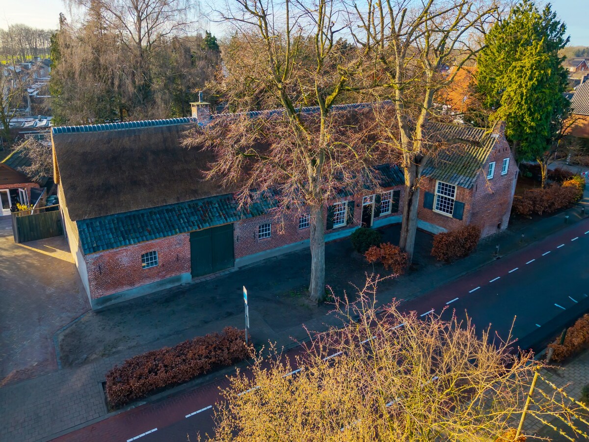 Imposante herenboerderij gelegen in het hart van Hoogeloon. 