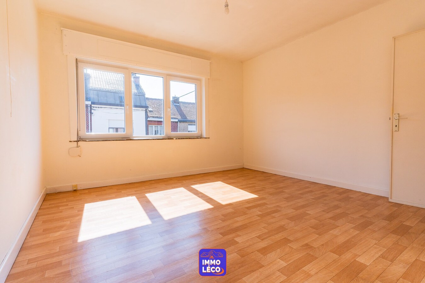 Maison 3 façades avec grand jardin et beaux volumes. 