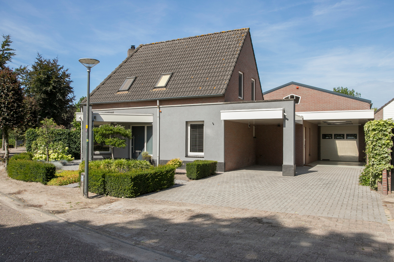 Deze moderne en royale vrijstaande woning staat op een rustige woonlocatie op een mooi hoekperceel. 