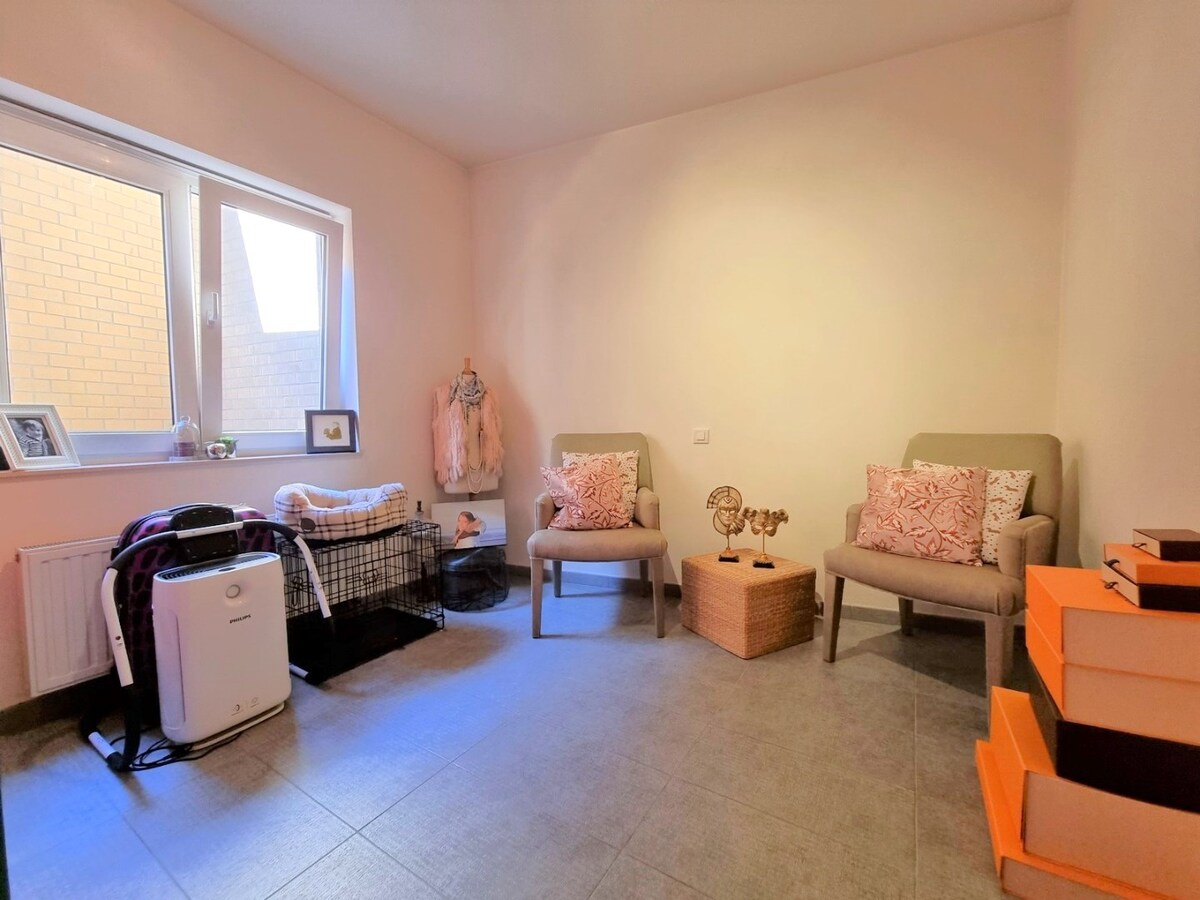 Centraal gelegen gelijkvloers appartement met twee slaapkamers en stadskoer 