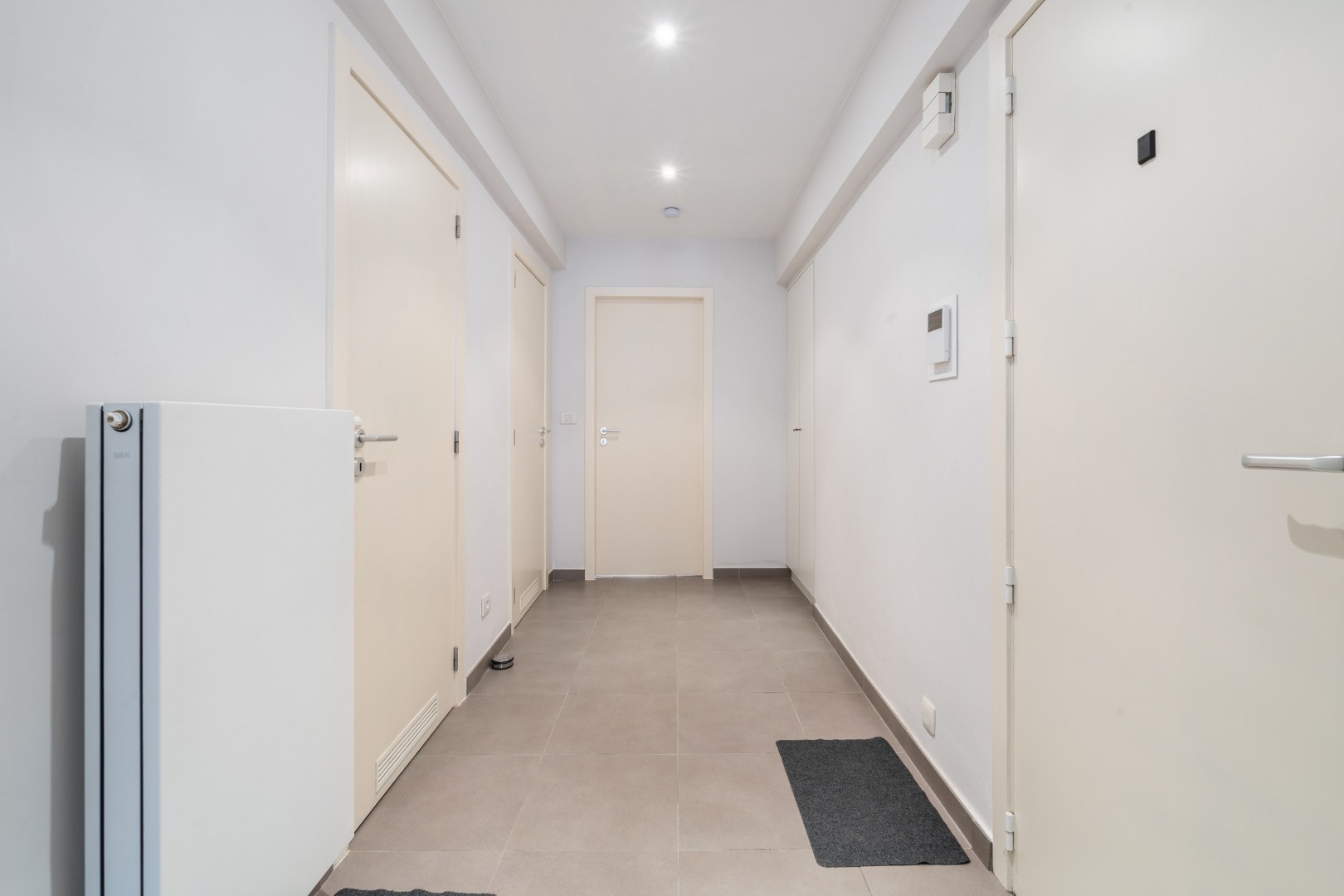 GERENOVEERD APPARTEMENT MET ZIJDELINGS ZEEZICHT: TOPLIGGING !! 