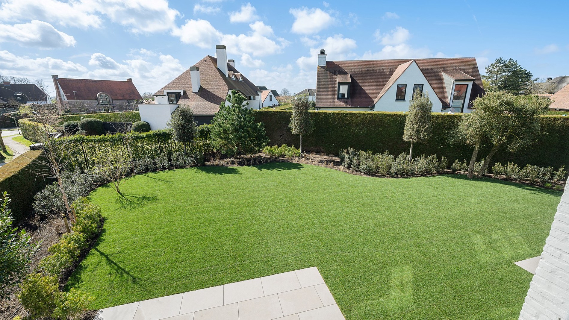 Prachtig gerenoveerde alleenstaande woning met oprit gelegen in een rustige wijk in Knokke nabij de Magere Schorre. 
