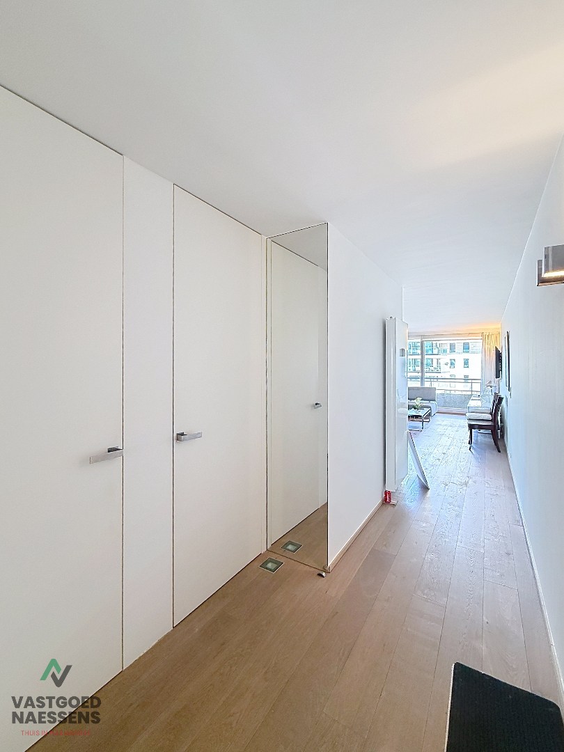 SCHITTEREND VERNIEUWD HOEKAPPARTEMENT – 2 SLPK – TERRASSEN – ZEEZICHT EN ZICHT OP GOLF 