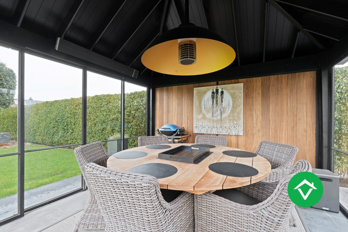 Stijlvolle alleenstaande villa met luxueus interieur en vier slaapkamers te Roeselare 