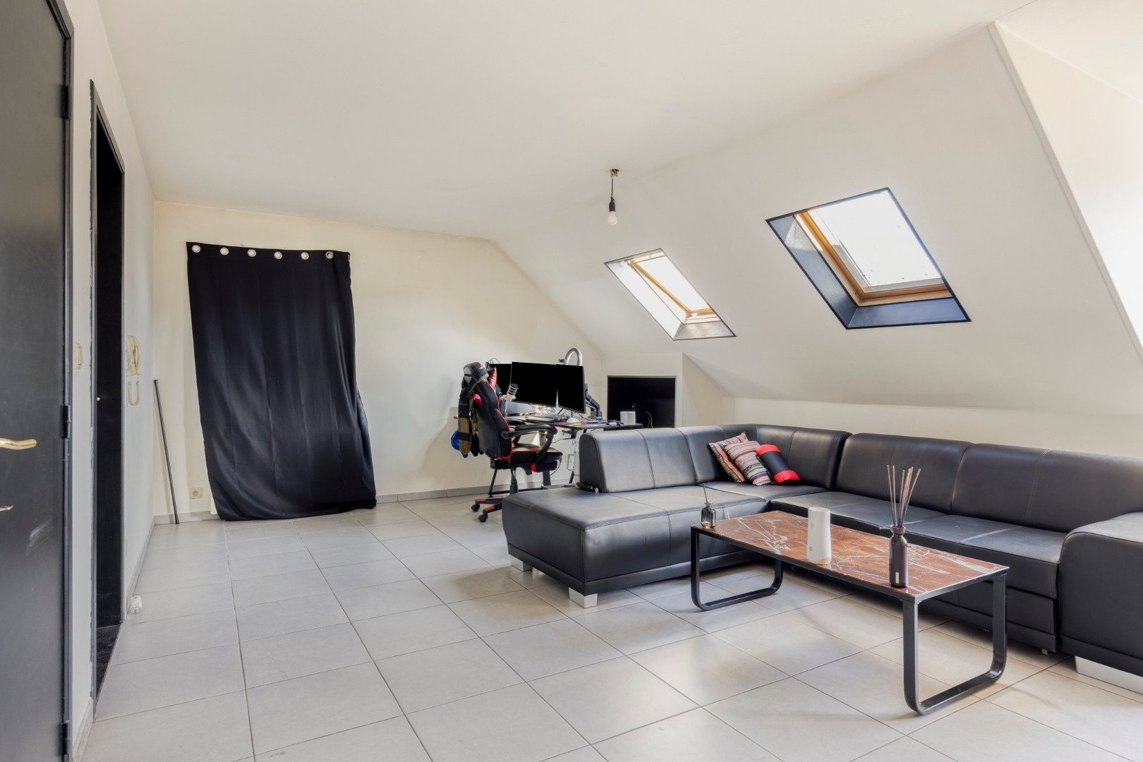 Op te frissen opbrengsteigendom met 3 appartementen en garage in Leopoldsburg 