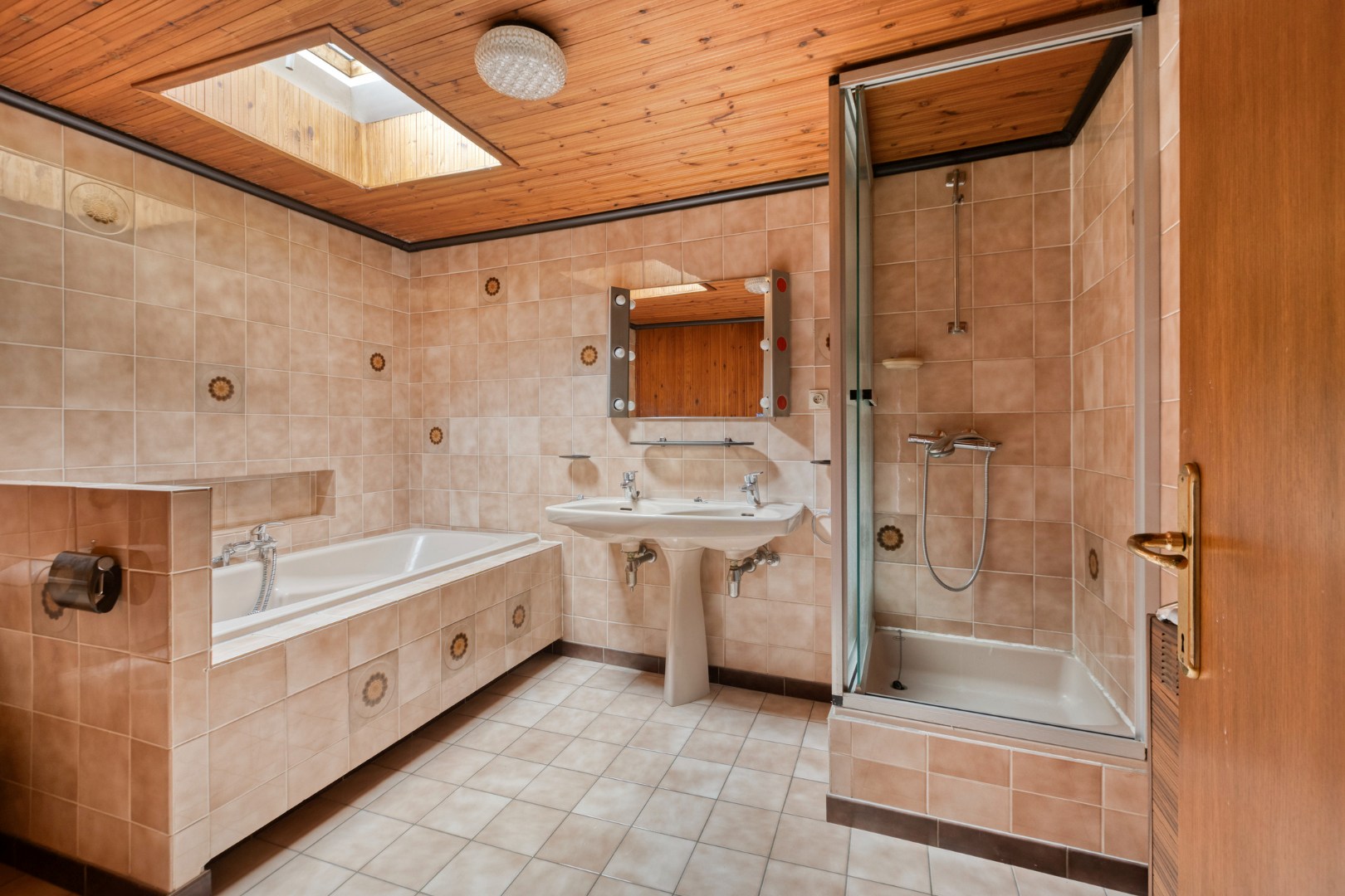 Badkamer met ligbad en douche