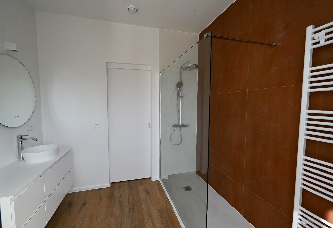 MAGNIFIEK GERENOVEERDE 3SLAAPKAMER WOONST 