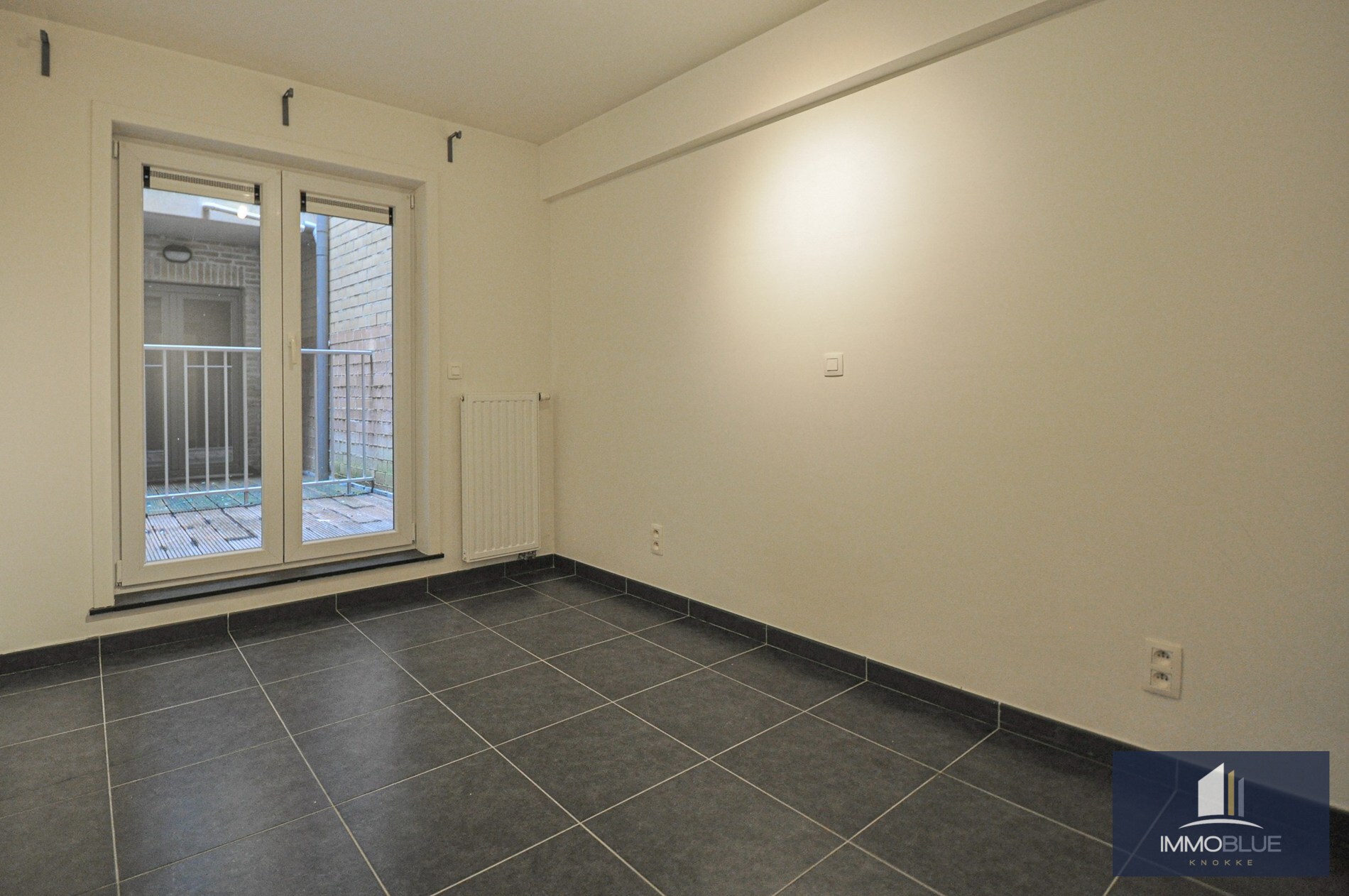 Appartement idéalement situé avec vue partielle sur la mer et sur le centre commercial. 