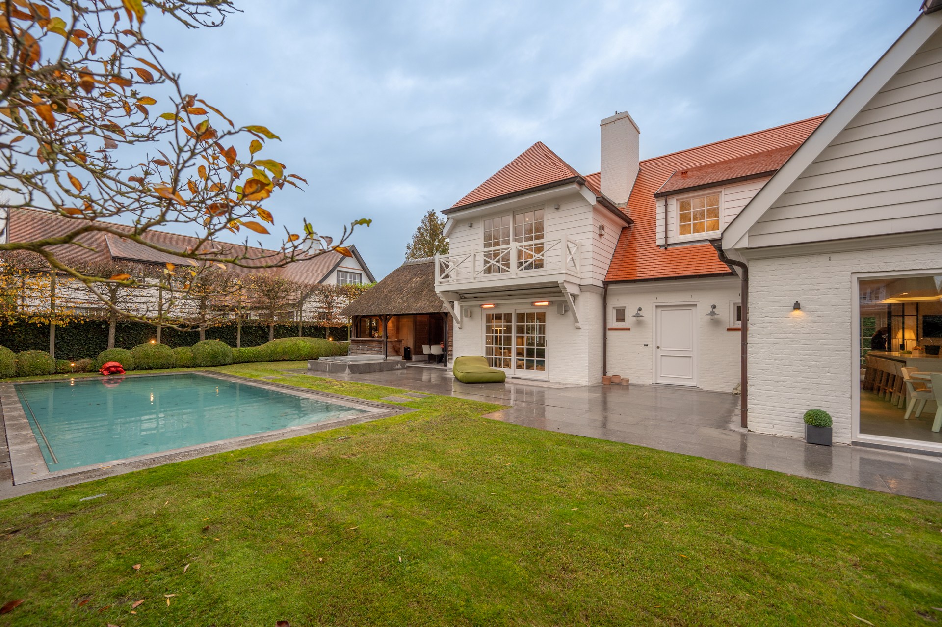 Villa exclusive entièrement meublée avec 5 chambres, piscine et double garage - emplacement prestigieux et calme près du Zoute. 