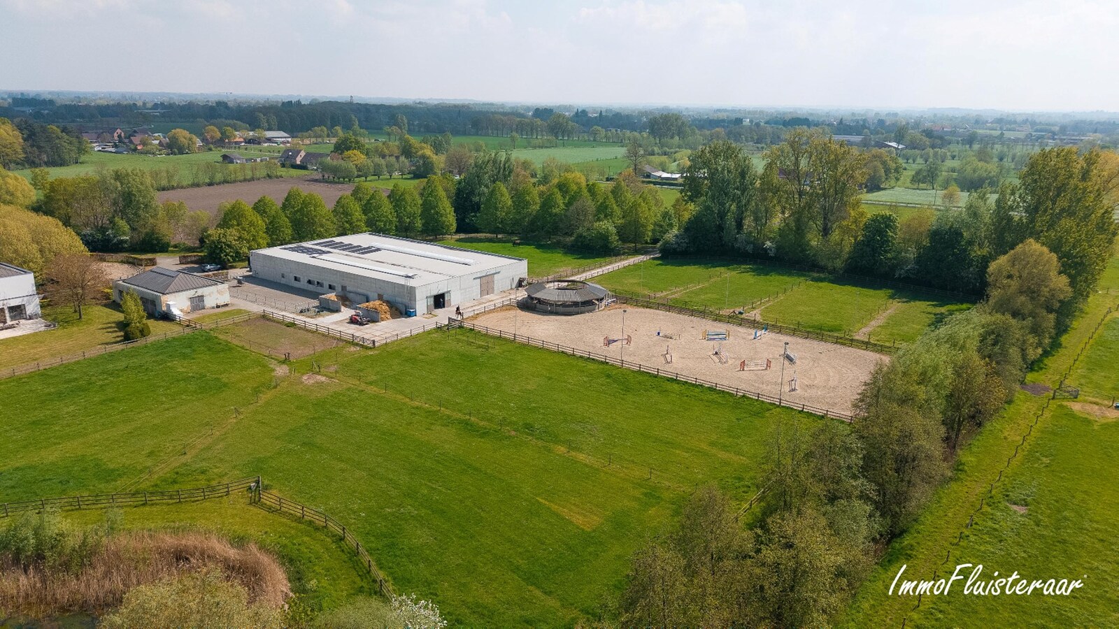 Exclusieve villa met professionele hippische accommodatie op ca. 14,5 ha (mogelijkheid tot aankoop extra gronden) te Astene (Deinze) 