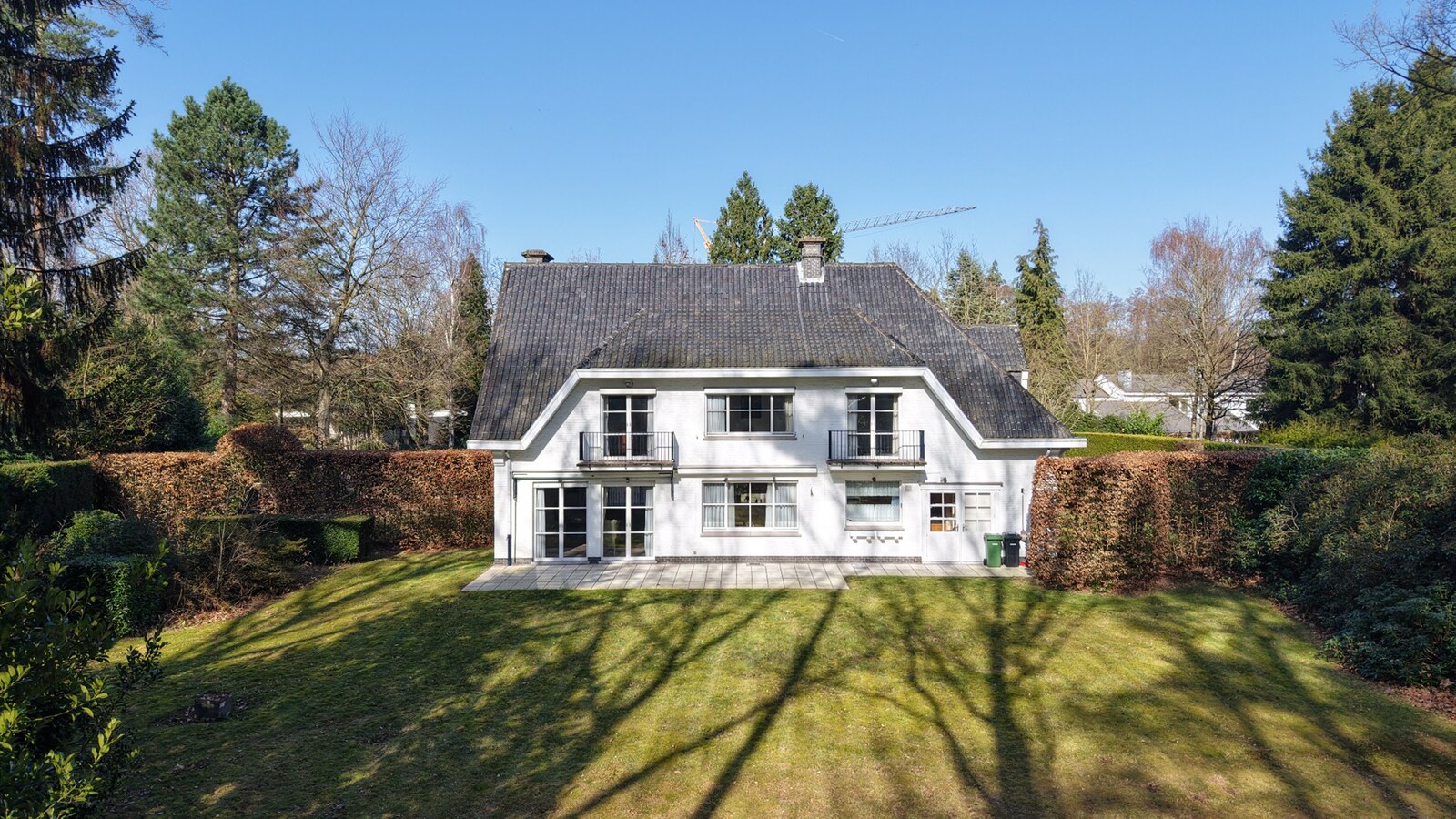 Klassieke villa op een perceel van 3.890 m² met een straatbreedte van 40 meter en Zuid-Oriëntatie te Schilde 