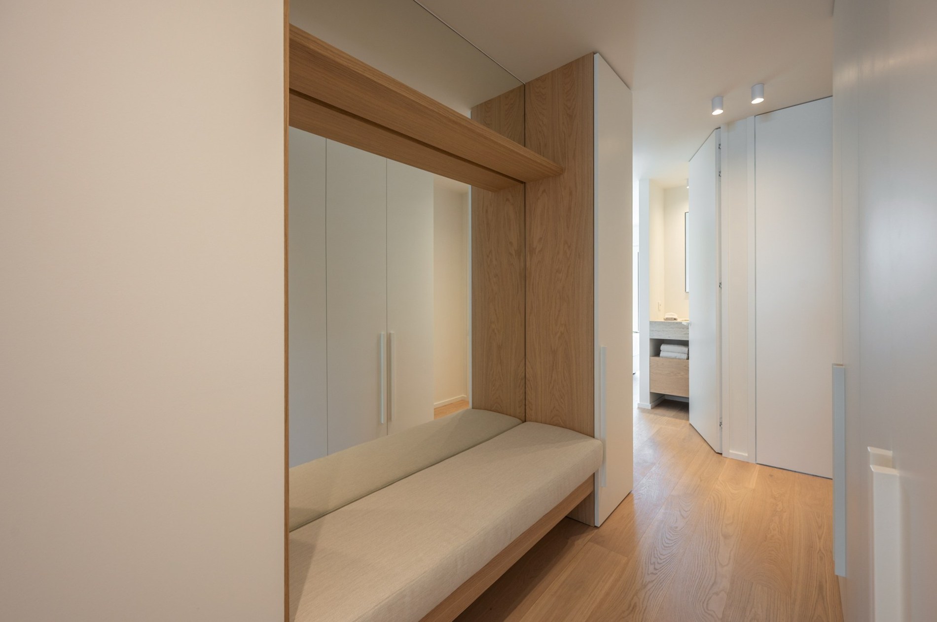 Appartement exclusivement rénové avec 3 chambres à vendre près de la plage d'Albert et de la place de la Lumière. 