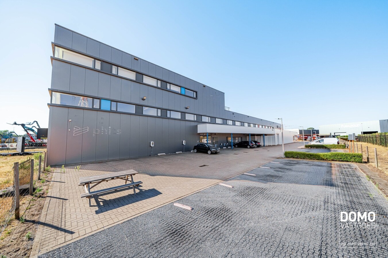 INNOVATIEVE RUIMTE MET LABO, LOGISTIEKE VOORZIENINGEN EN RESEARCH &amp; DEVELOPMENT IN EEN ECO-BEDRIJFSGEBOUW TE PAAL 