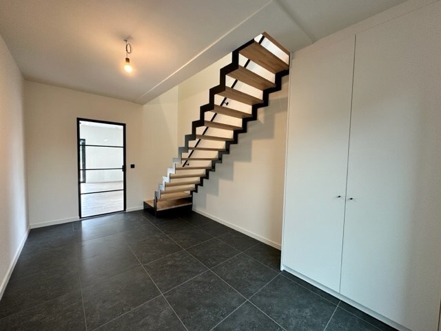 Comfortabele, hoog afgewerkte en energiezuinige nieuwbouwwoning gelegen in een rustige omgeving in Neeroeteren. 