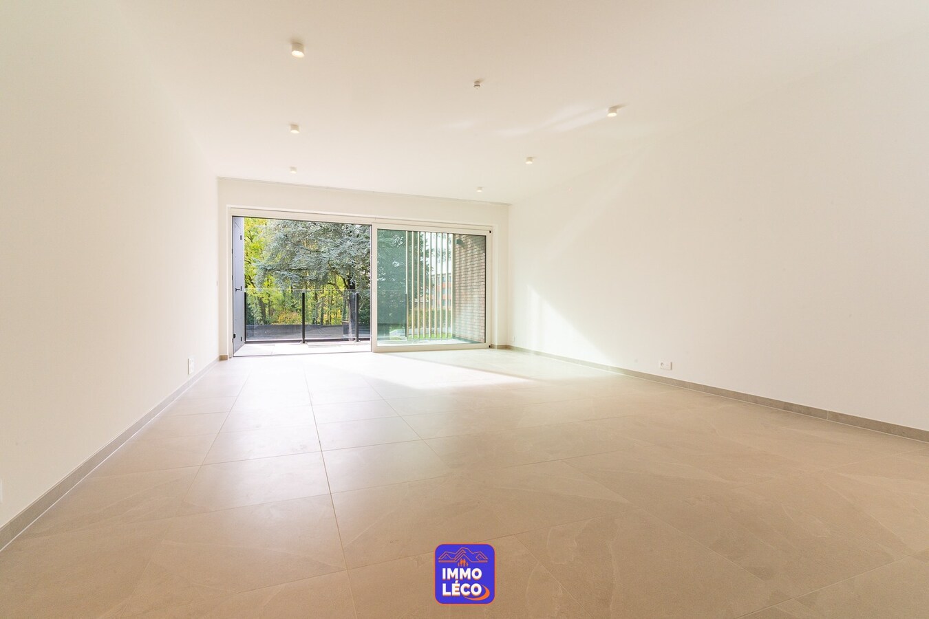 Appartement NEUF de haut standing avec garage 3 voitures, EN PLEIN CENTRE-VILLE ! 