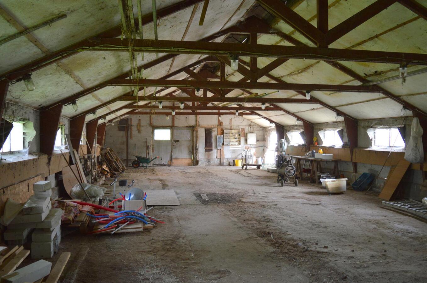 Te renoveren woning met loods en weide op 7.327m² te Zele 