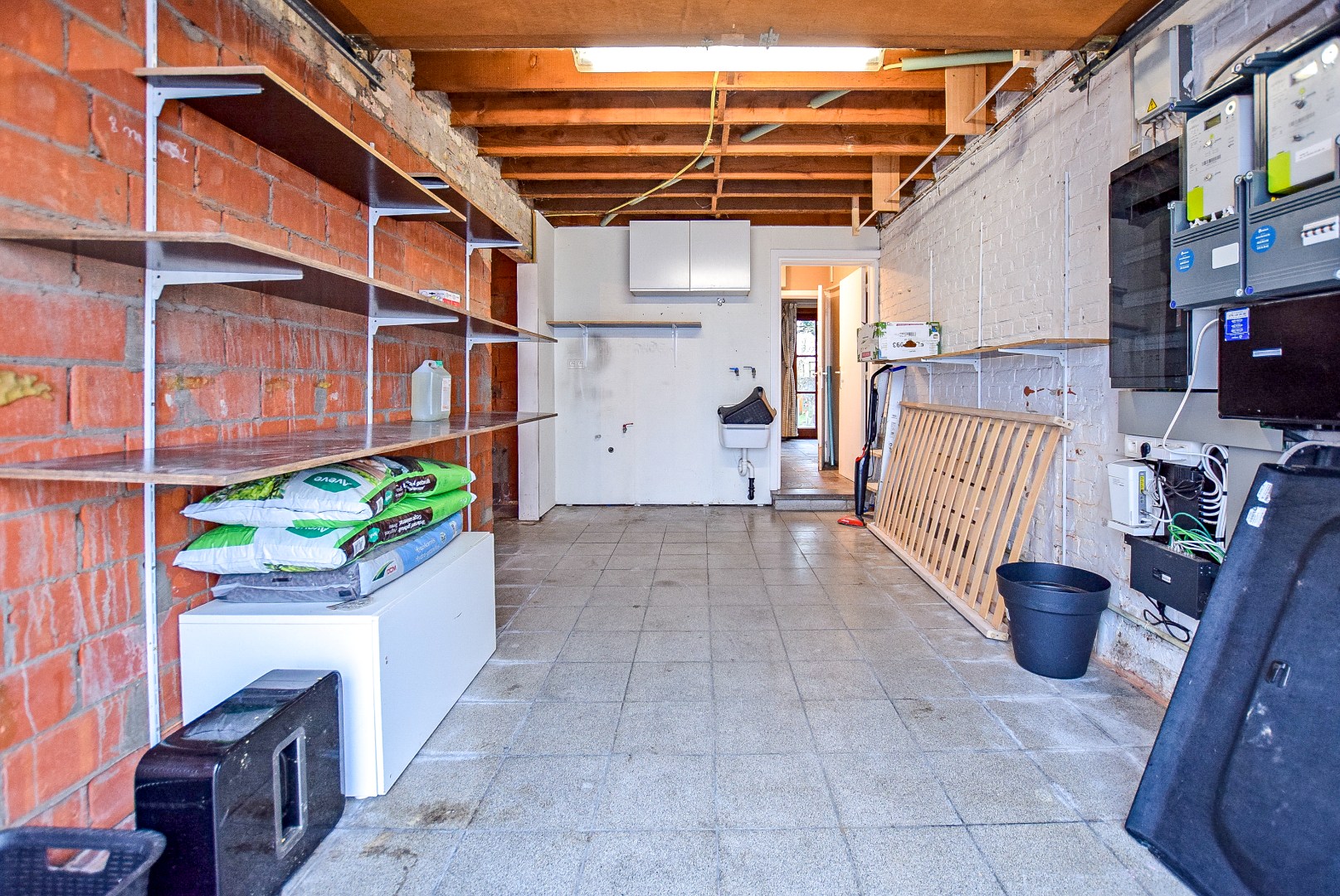 Ruime woning met dubbele garage en knappe uitzichten te centrum Veurne 