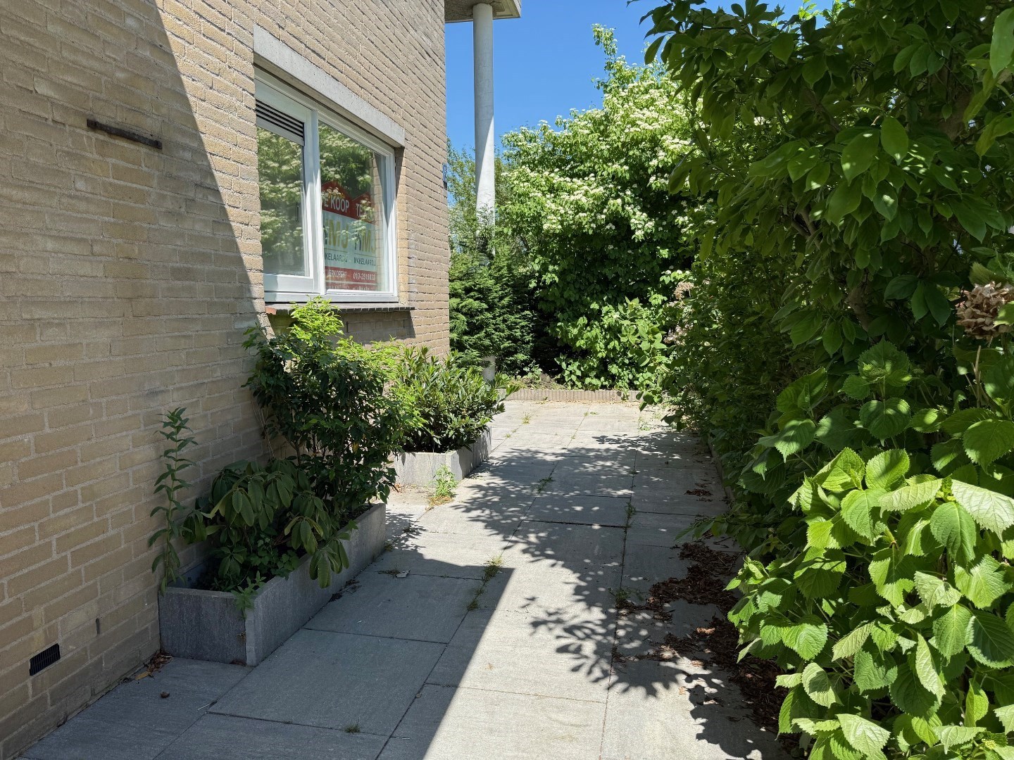 Royale hoek-eengezinswoning met 155 m² wooncomfort en 5 kamers, riante tuin en dakterras. 