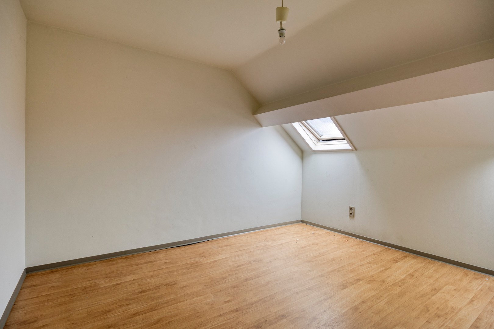 Building met handelspand en duplexappartement met 3 slpk. nabij het centrum van Leopoldsburg 