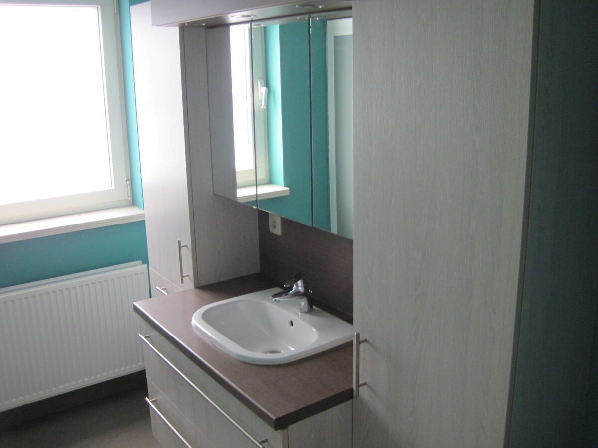 Lichtrijk appartement met ruim terras. Geen vaste kosten ! 