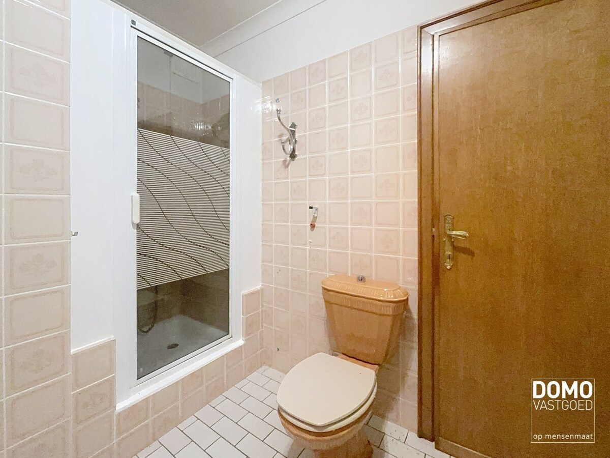 RUIME GELIJKVLOERSE WONING OPEN BEBOUWING GELEGEN OP EEN PERCEEL VAN 12a77ca TE KERMT 