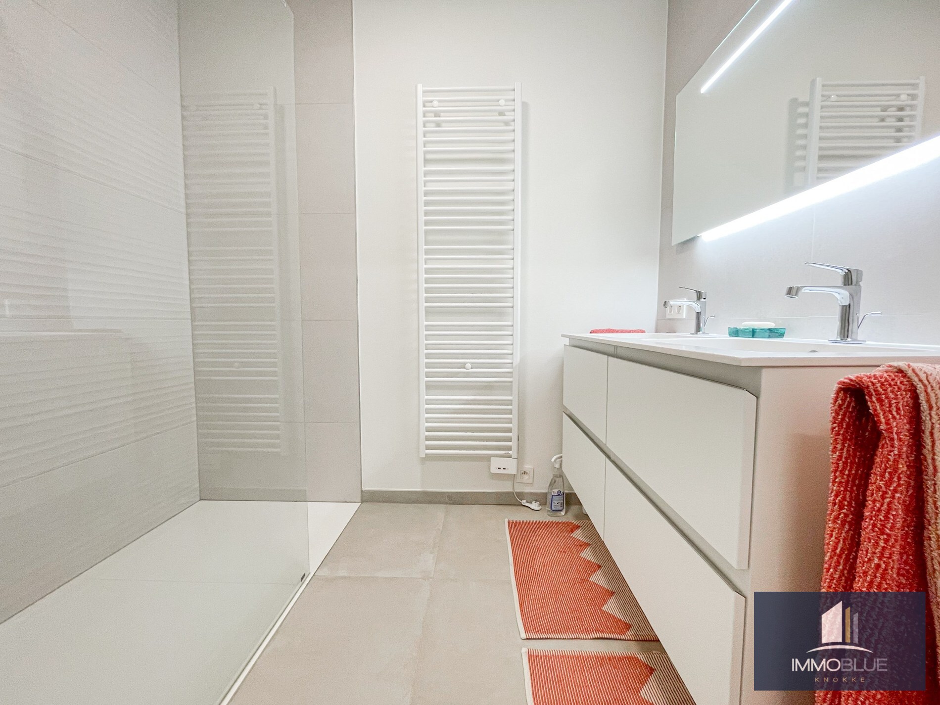 Subliem smaakvol ingericht hoek appartement gelegen in een recente residentie nabij de Dumortierlaan. 