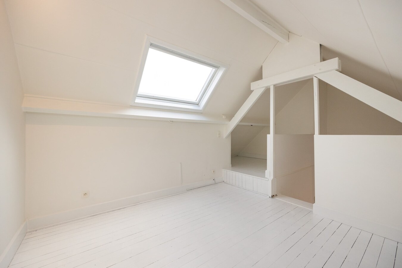 Volledig gerenoveerd dakappartement in centrum Sint-Antonius 