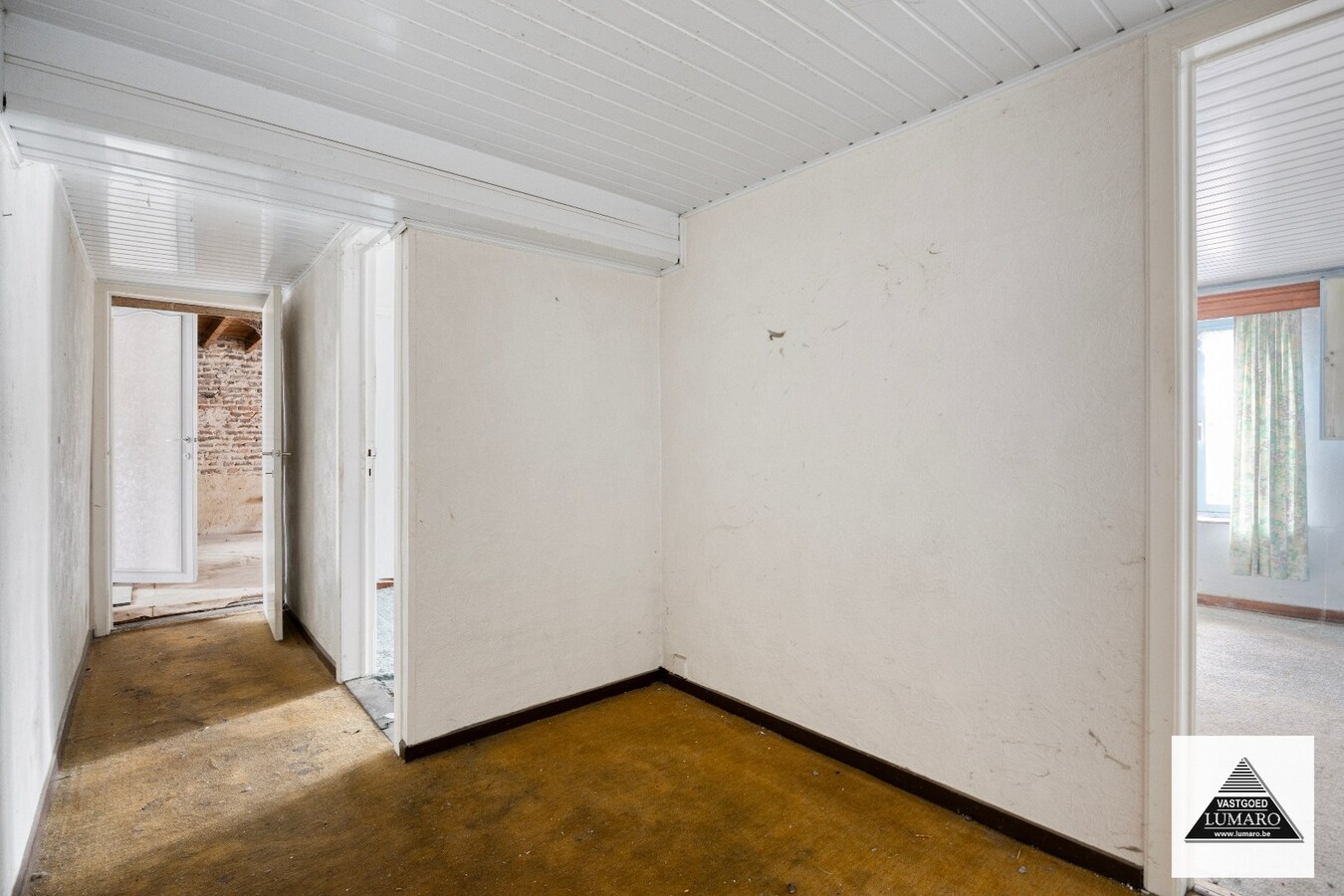 Te renoveren pand met woonst met pitoreske  voorgevel. "Önger de Poart". 