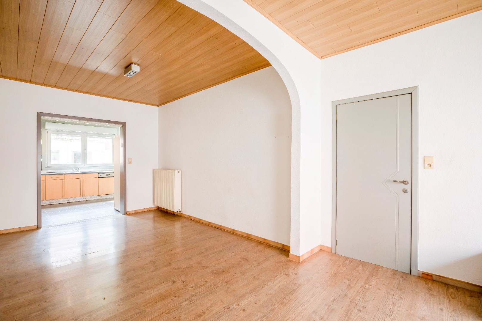 Toffe woning in rij met ingerichte tuin en garagebox 