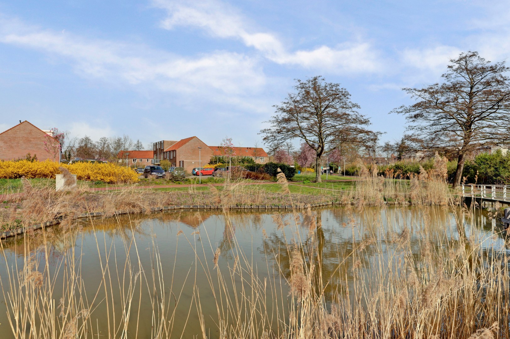 Ruime 4- (voorheen 5) kamer woning op 1e etage met riant terras van 45 m² en een berging en overdekte parkeerplaats op begane grond. 