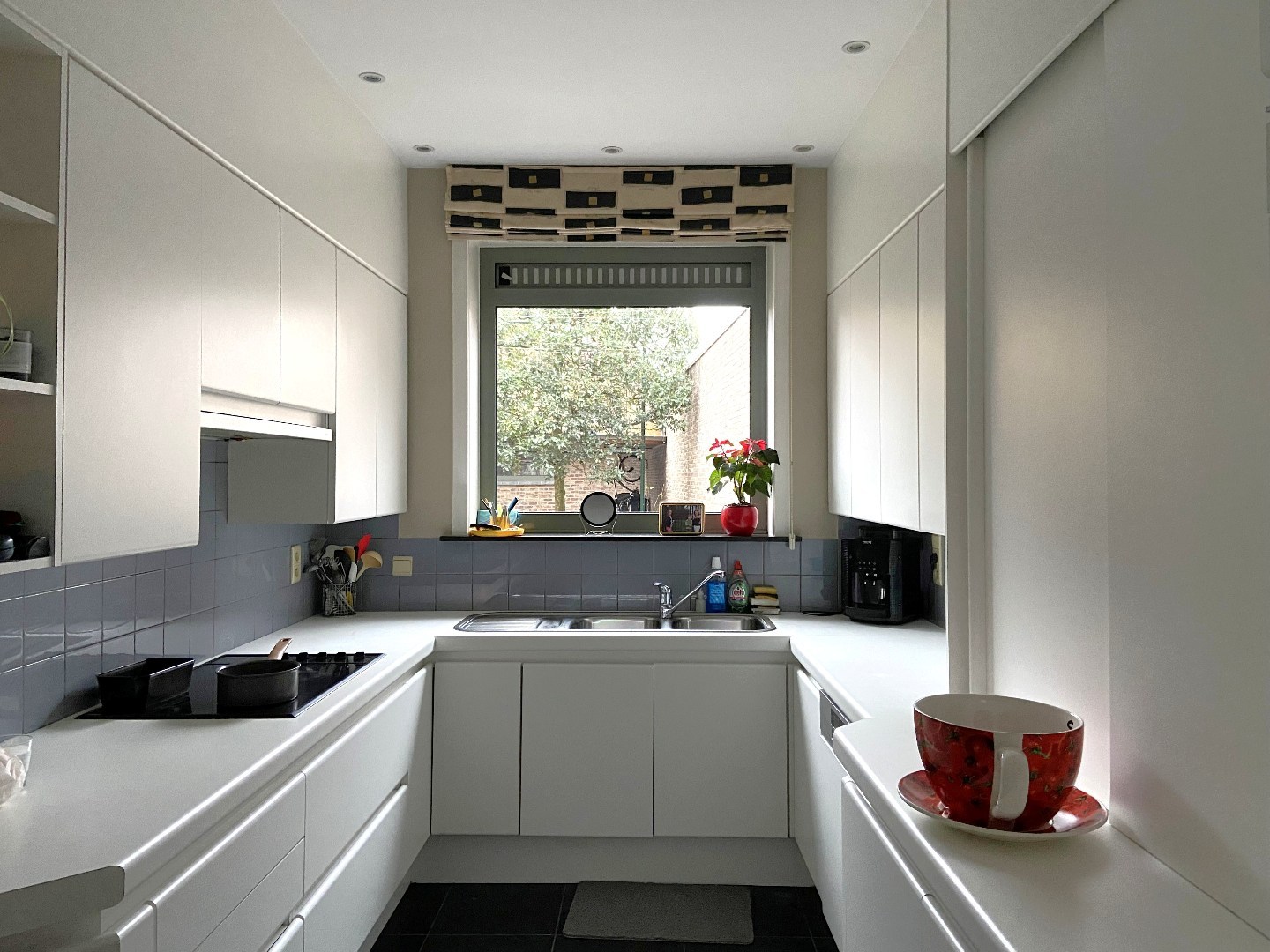 Volledig uitgeruste slagerij met luxueuze woonst op centrumligging in Sint-Eloois-Vijve! 