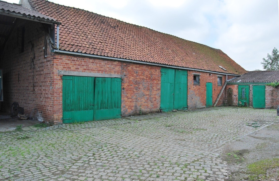 Te renoveren hoeve met stallingen op 9.333m² (+ev. 5ha) te Deinze 