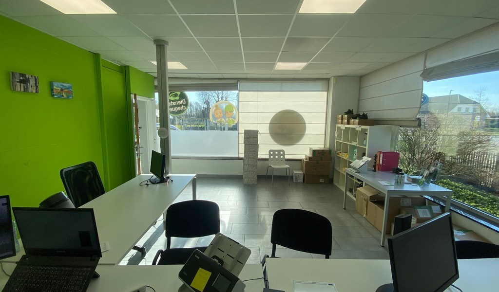 Commercieel gelegen handelspand te huur in Sint-Martens-Latem