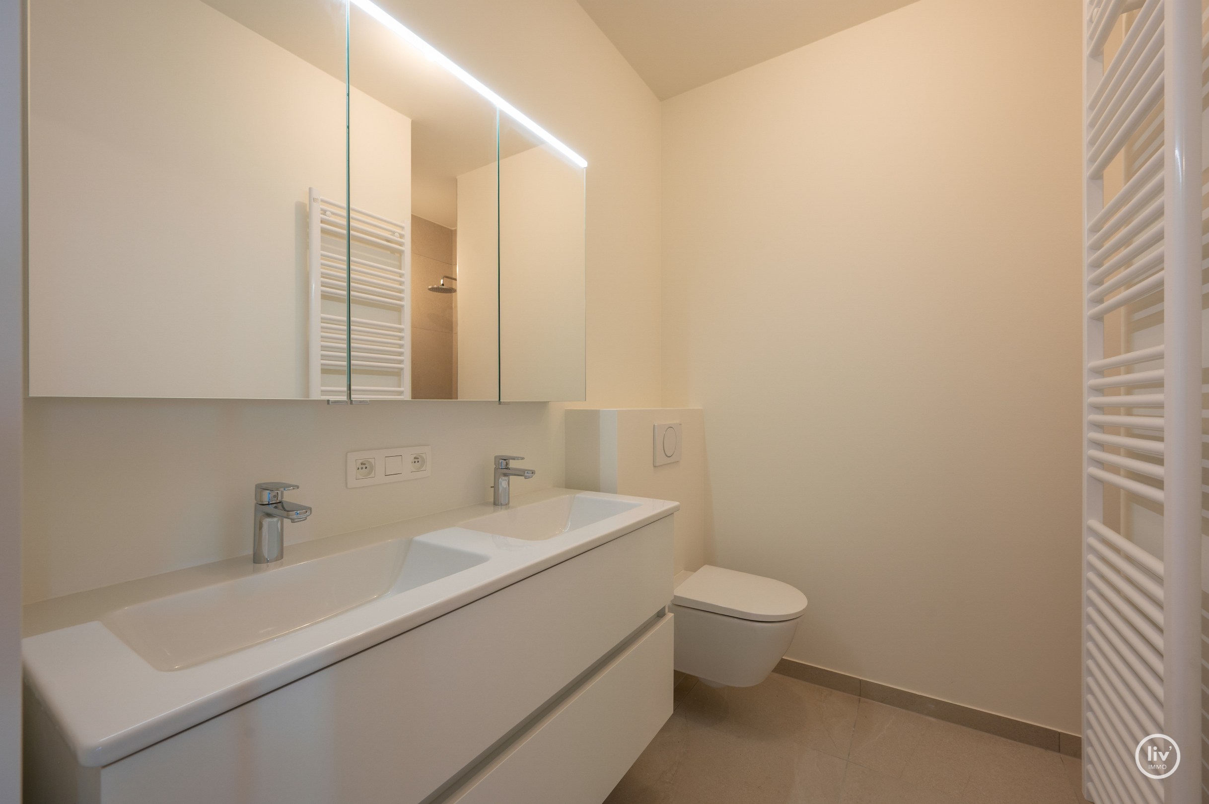 Centraal gelegen 3-kamer appartement te Res. Hoost met ruim terras genietend van zijdelings zeezicht! 