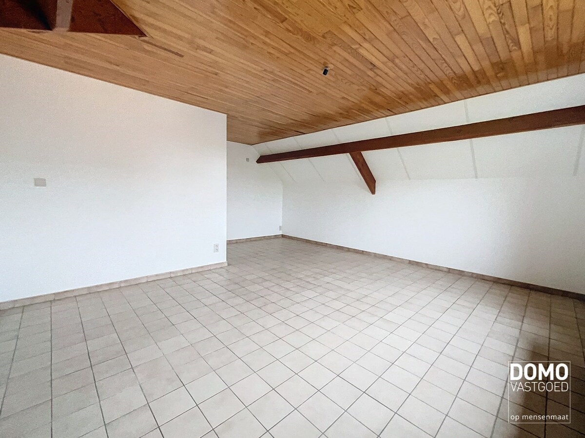 RUIME GEZINSWONING MET 4 SLAAPKAMERS, TUIN EN INPANDIGE GARAGE TE HERK-DE-STAD 