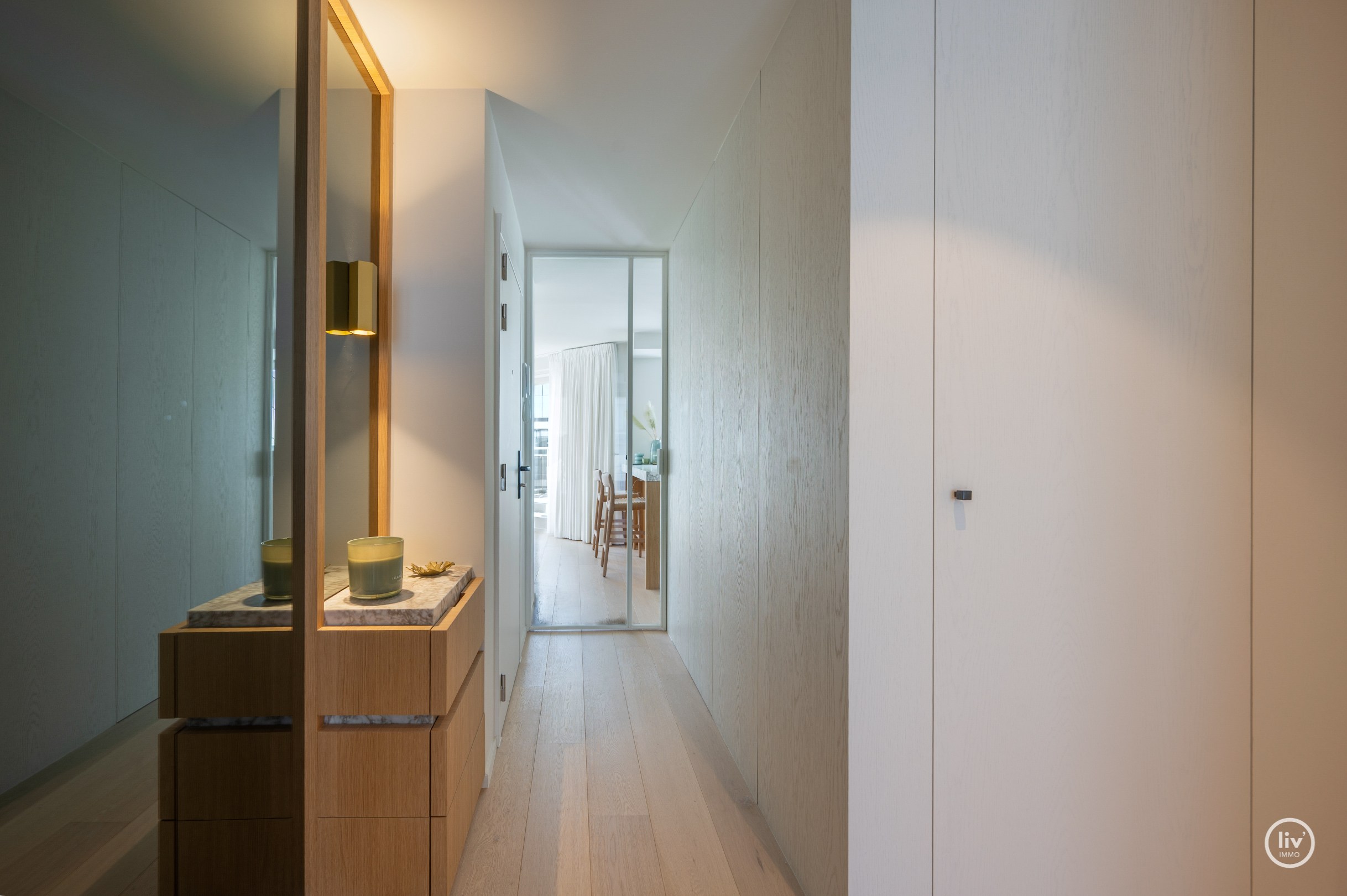 Parchtig afgewerkte penthouse met magnifieke terrassen van +/-40m2 en 3 ruime slaapkamers te Leopoldlaan gelegen. 