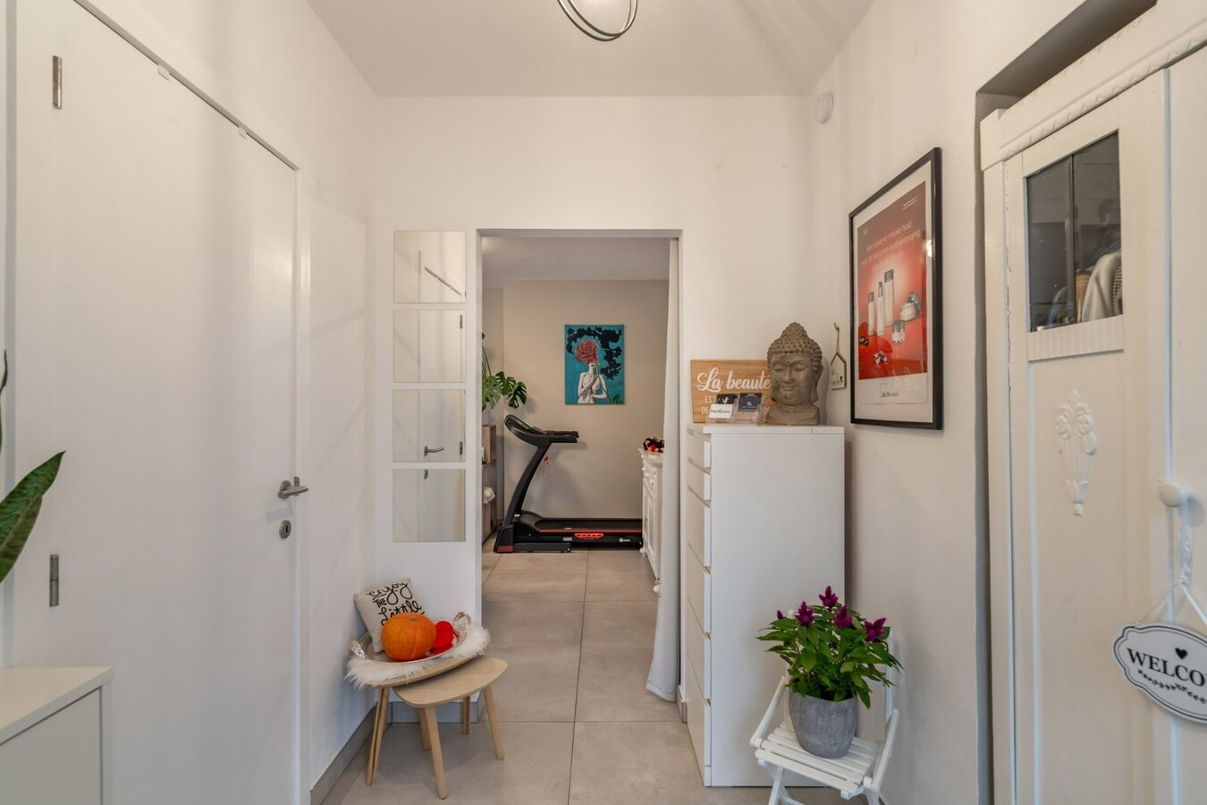 Gerenoveerd appartement met 2 slaapkamers en garage 