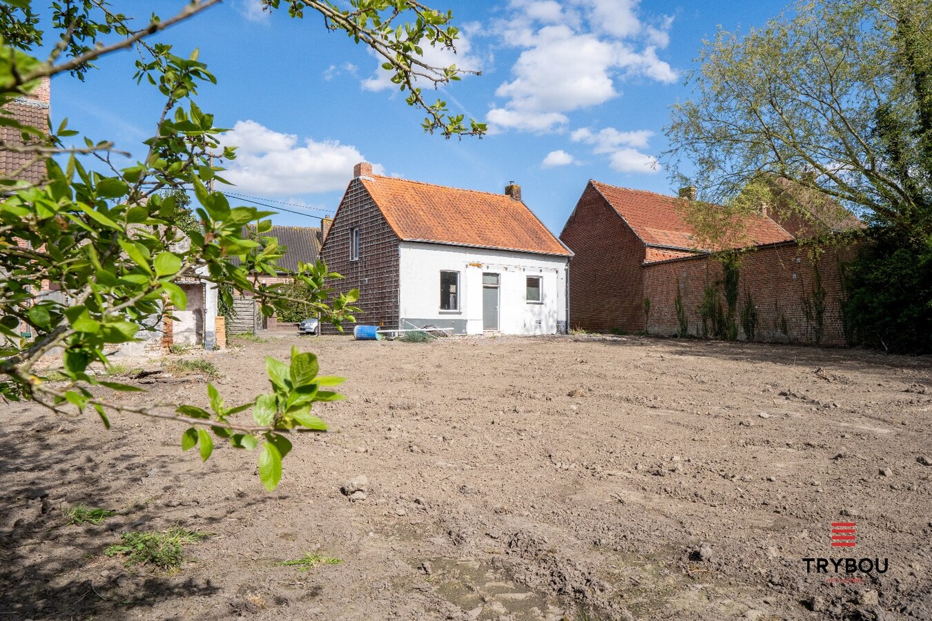 Te renoveren alleenstaande woning op een ruim perceel van 896m² in Houthulst 