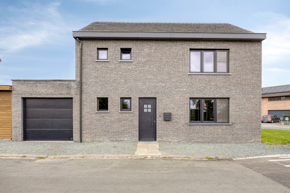 Halfopen bebouwing met 3 slaapkamers, tuin en garage 