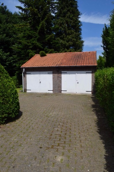 Te strippen / nieuw te bouwen woning en bijgebouwen op 906m² commercieel gelegen te Eeklo 