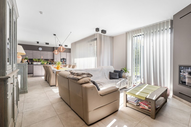 Moderne villa met hippisch complex op 15.856m² 