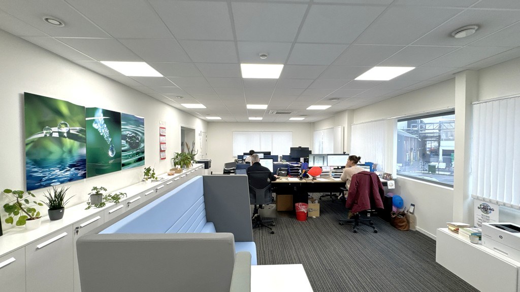 Logistiek bedrijfspand te koop aan A12 in Willebroek