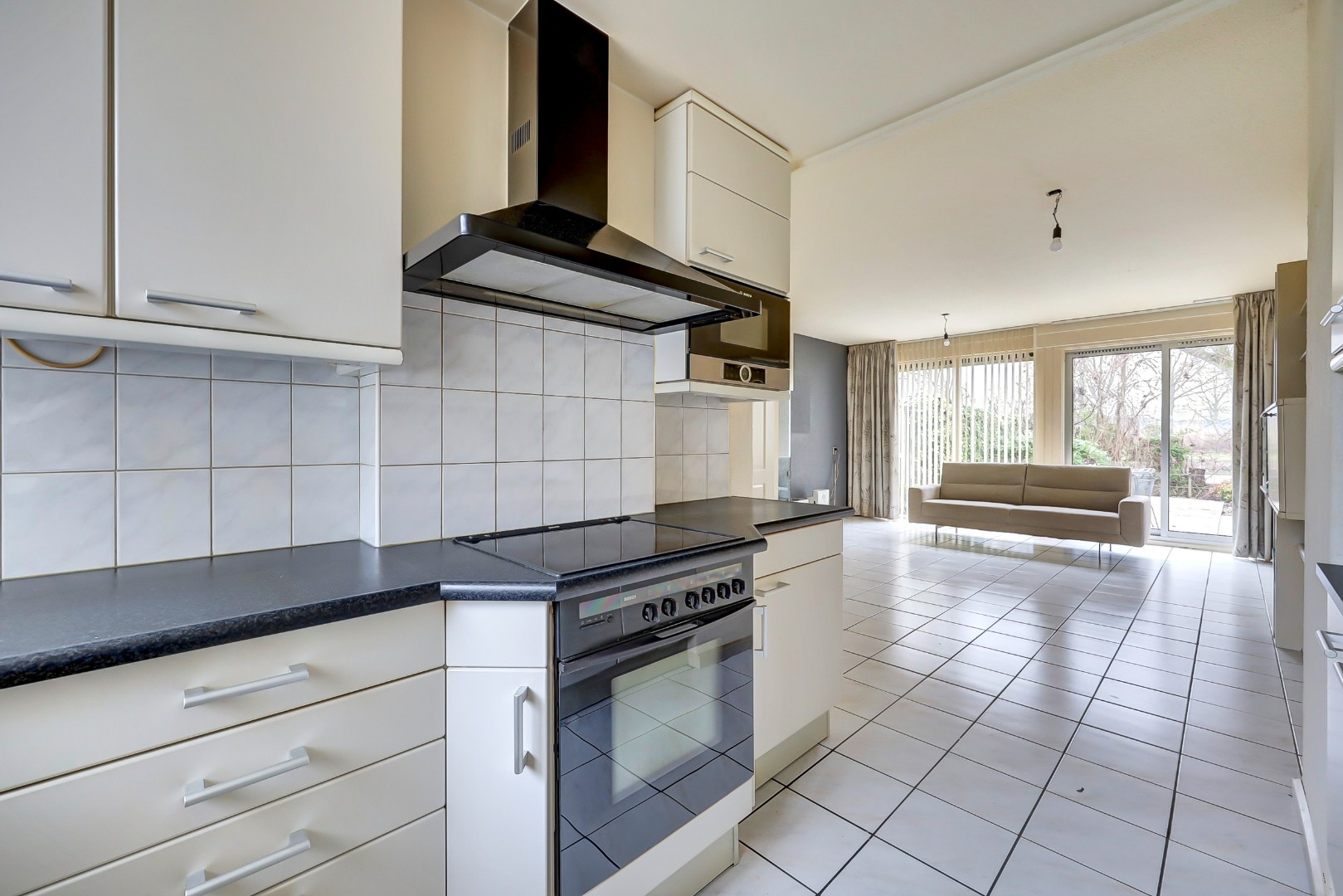 Ruime en lichte 2-onder-1-kap woning met parkeerplaats, garage, 3 slaapkamers, en zonnige tuin op het zuidwesten direct aan het water 