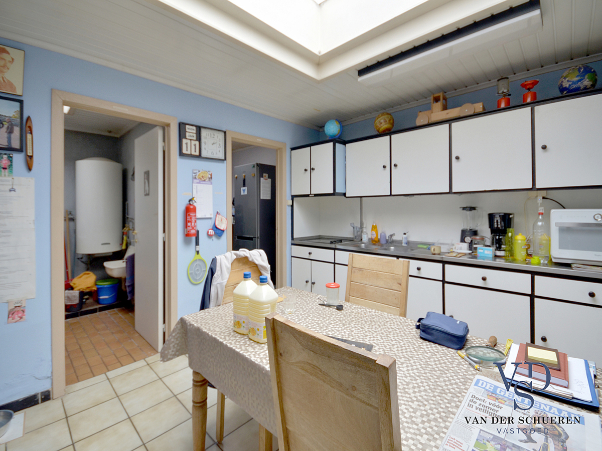 Zeer ruime, te renoveren woning (met enkele garage). Goed gelegen. 