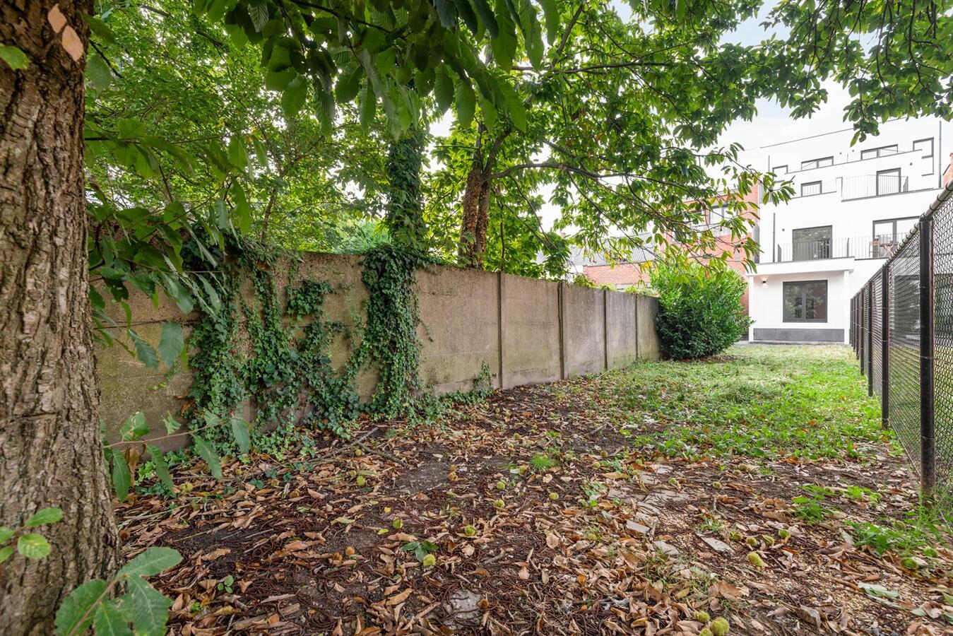 Gerenoveerd gelijkvloers appartement met ruime tuin! 