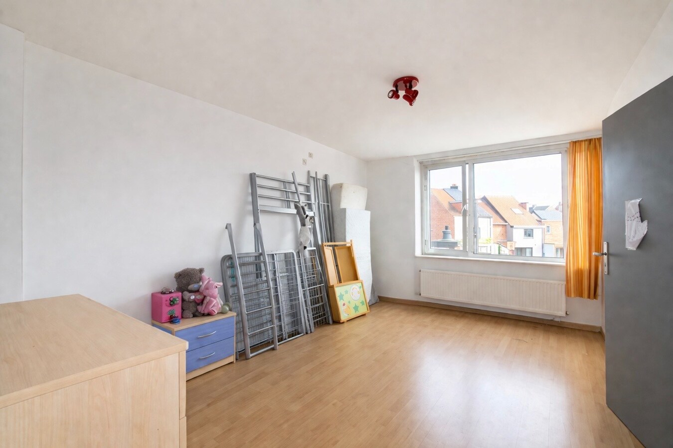 Te koop in Sint-Niklaas: uitzonderlijk handelshuis met woonst en duplex appartement, met optionele garageboxen en sterk opbrengstpotentieel 