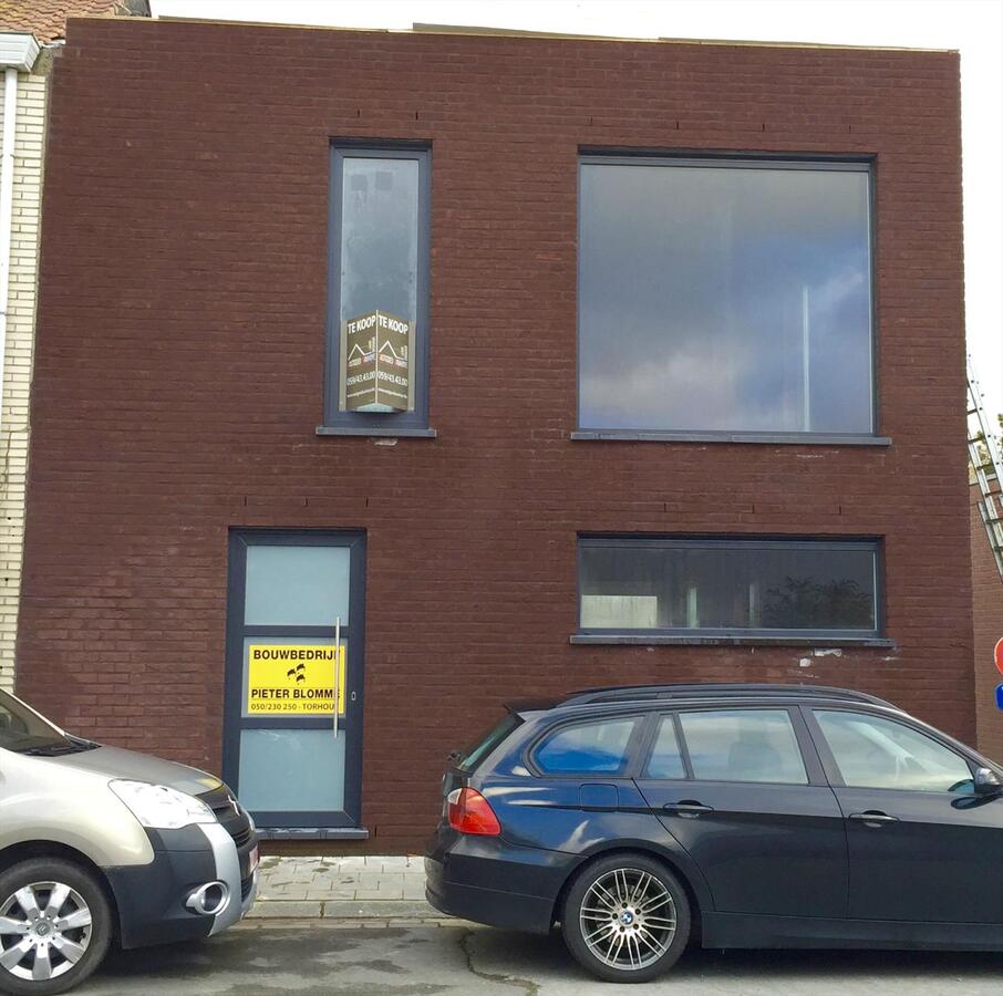 MODERNE HALF OPEN BEBOUWING 