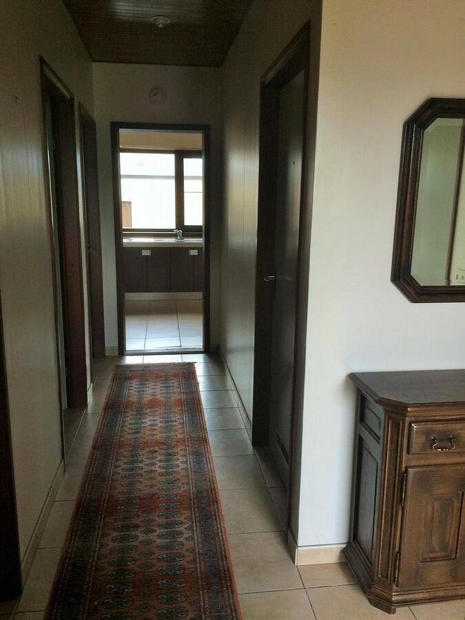 Rustig gelegen gelijkvloerse halfopen woning met 2 slpk's + dubbele garage 