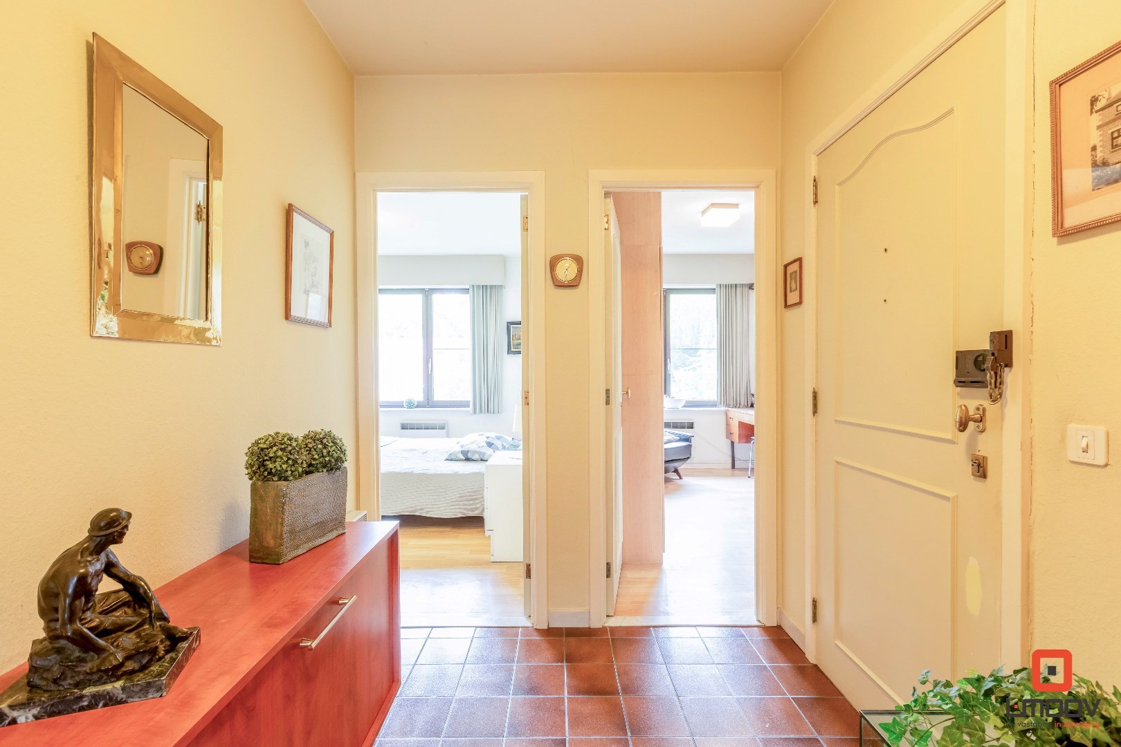 Instapklaar tweeslaapkamer appartement met garagebox in het groen 